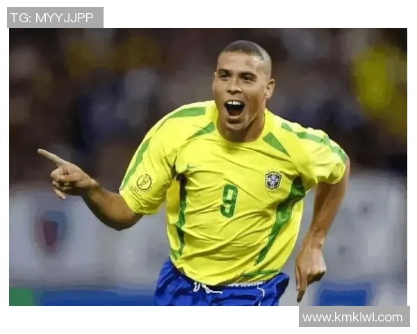 足球巨星霸气风采展示，领略球场上的英雄气概与王者之力