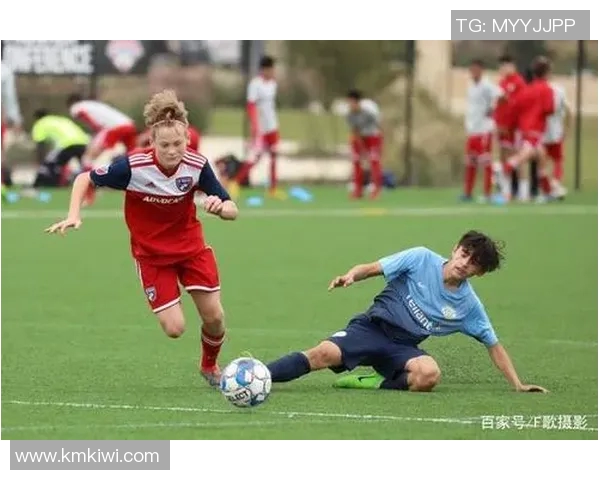 《足球浪人球星的传奇之路:从边缘球员到全球舞台的璀璨人生》 《足球浪人球星的传奇之路:从边缘球员到全球舞台的璀璨人生》