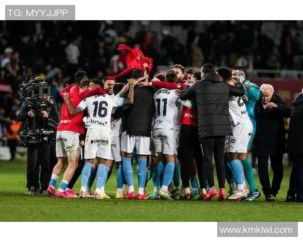 全球顶级足球明星汇聚一堂 激情对决瞬间定格高清合影