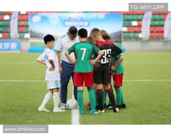 足球少年仰望球星梦想引领未来从草根到巅峰的成长之路 足球少年仰望球星梦想引领未来从草根到巅峰的成长之路